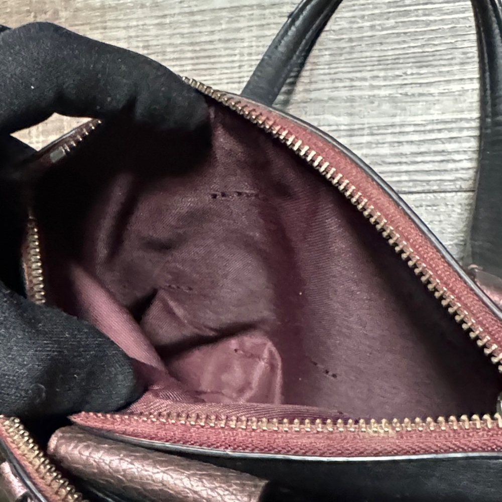 Coach Stanton Carryall 26 in metallic pebbled leather. - Picture 14 of 15